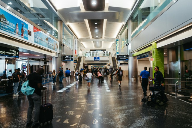 8Jul.25 En estos días estamos viendo en los medios de comunicación los problemas de los pasajeros cuando van a pasar los controles de policía del aeropuerto de Madrid, tanto de entrada como de salida. En la época estival es normal que debido a las vacaciones el aumento de viajeros sea considerable, y a veces esa […]