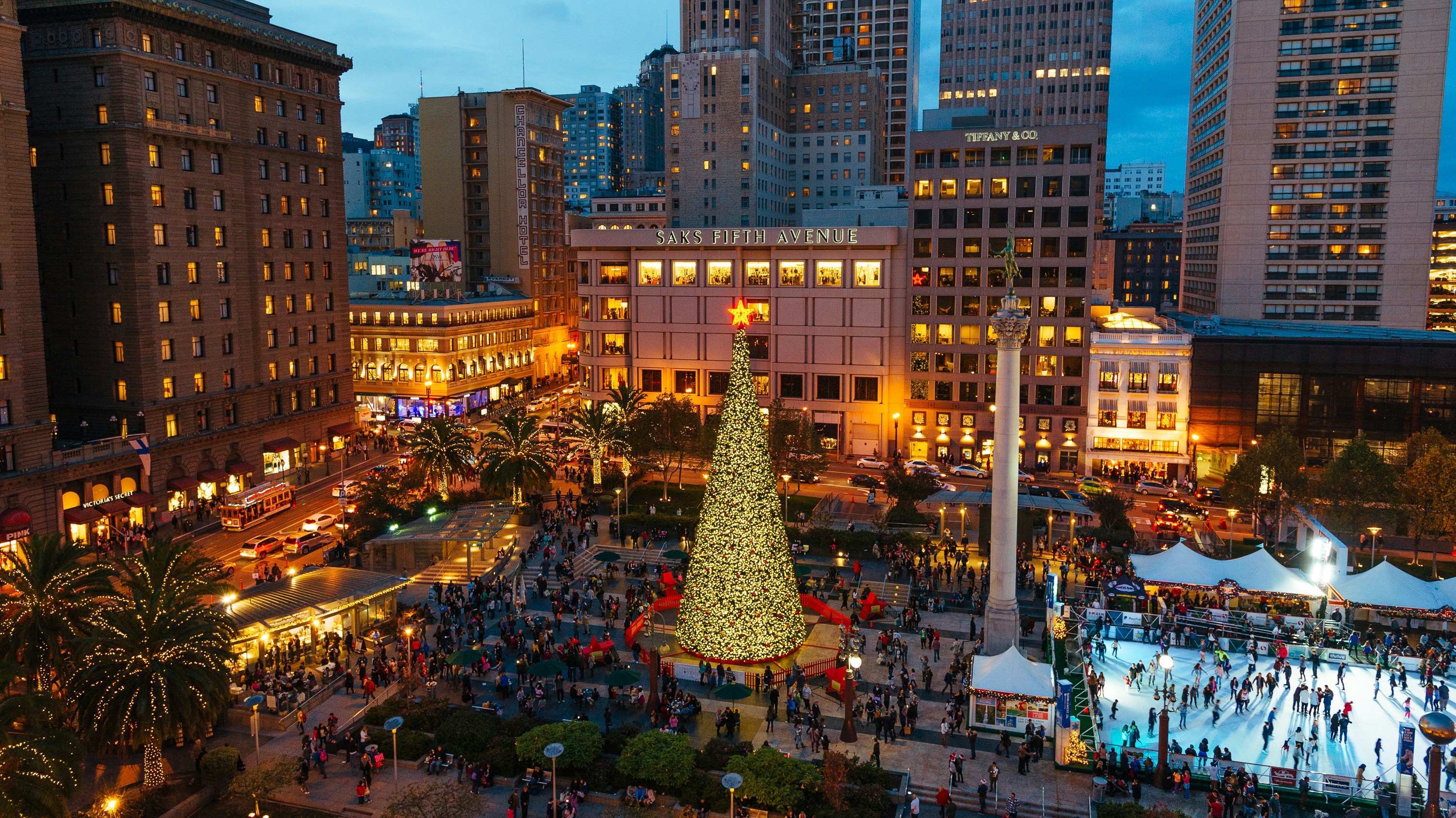 14Dec.25 La Navidad ya esta aquí y todo Estados Unidos se ilumina como la mayor parte de planeta. Uno de los lugares mas emblemáticos donde se ilumina la Navidad es en Union Square en el centro de San Francisco. Y siguiendo la tradición al lado del gran árbol de Navidad se encuentra la pista de [&hellip;]